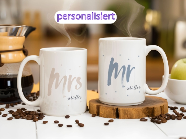 Personalisierte Tassen-Set mit den Aufschriften 'Mr Müller' und 'Mrs Müller', ideal als Geschenk für Paare. Perfekt für den gemeinsamen Kaffeegenuss am Morgen.